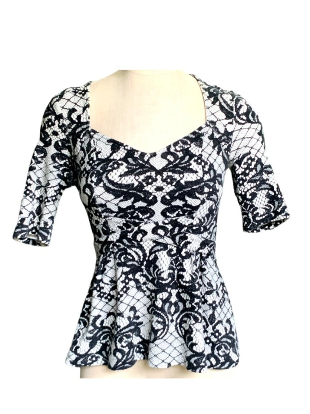 Anthropologie Postmark Leia‎ Lace Pattern Swing Peplum Top S Black & White 37D